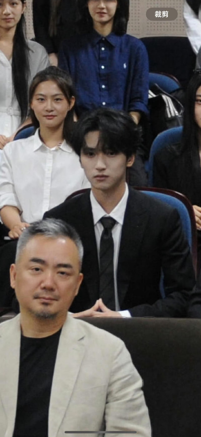 严浩翔答辩大合照严浩翔衬衫西装高智味  严浩翔答辩大合照，严浩翔衬衫西装高智味，