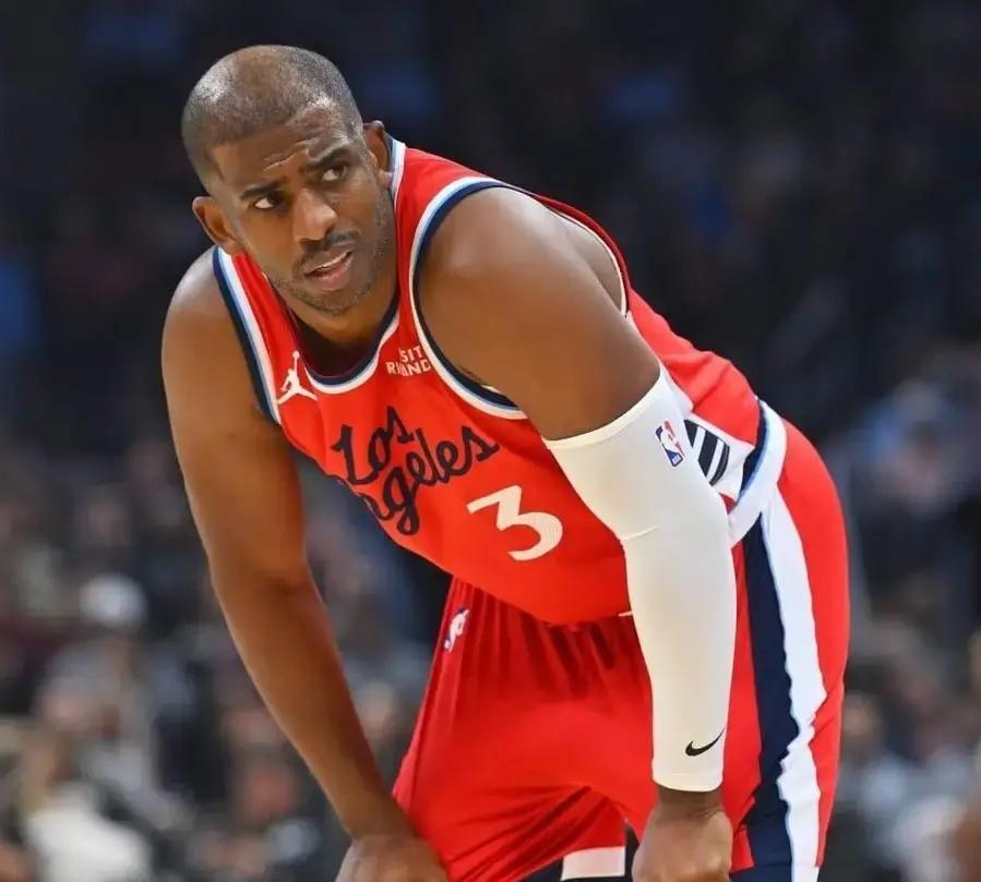 快船和保罗这档子事，说白了就是角色没整明白。球队签他当更衣室老大，保罗自己却憋着