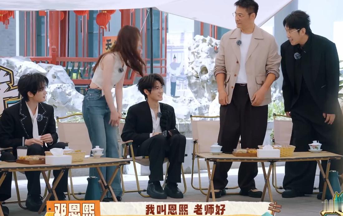 丁程鑫张真源师兄样邓恩熙坐在丁程鑫张真源中间安全感 丁程鑫张真源师兄样，邓恩熙坐