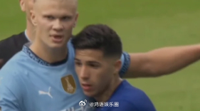 哈兰德毒奶失败表情苦涩 英超第3轮，埃弗顿2-2战平曼联。曼城中锋哈兰德在家看直