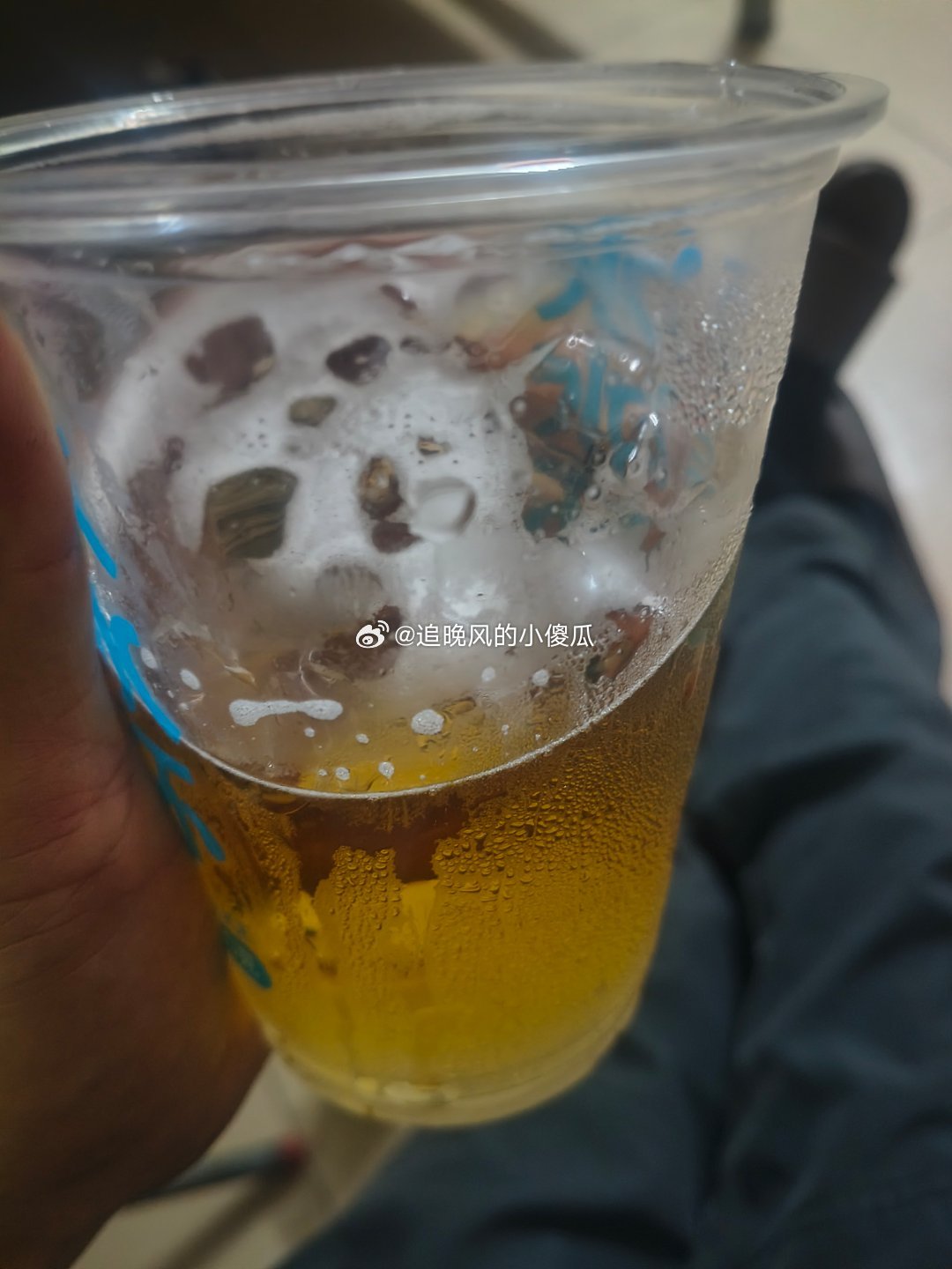 一百人民币够我一个月买菜了曾经有个作家跟我说过他一个月就花几百块那时我也觉得他不