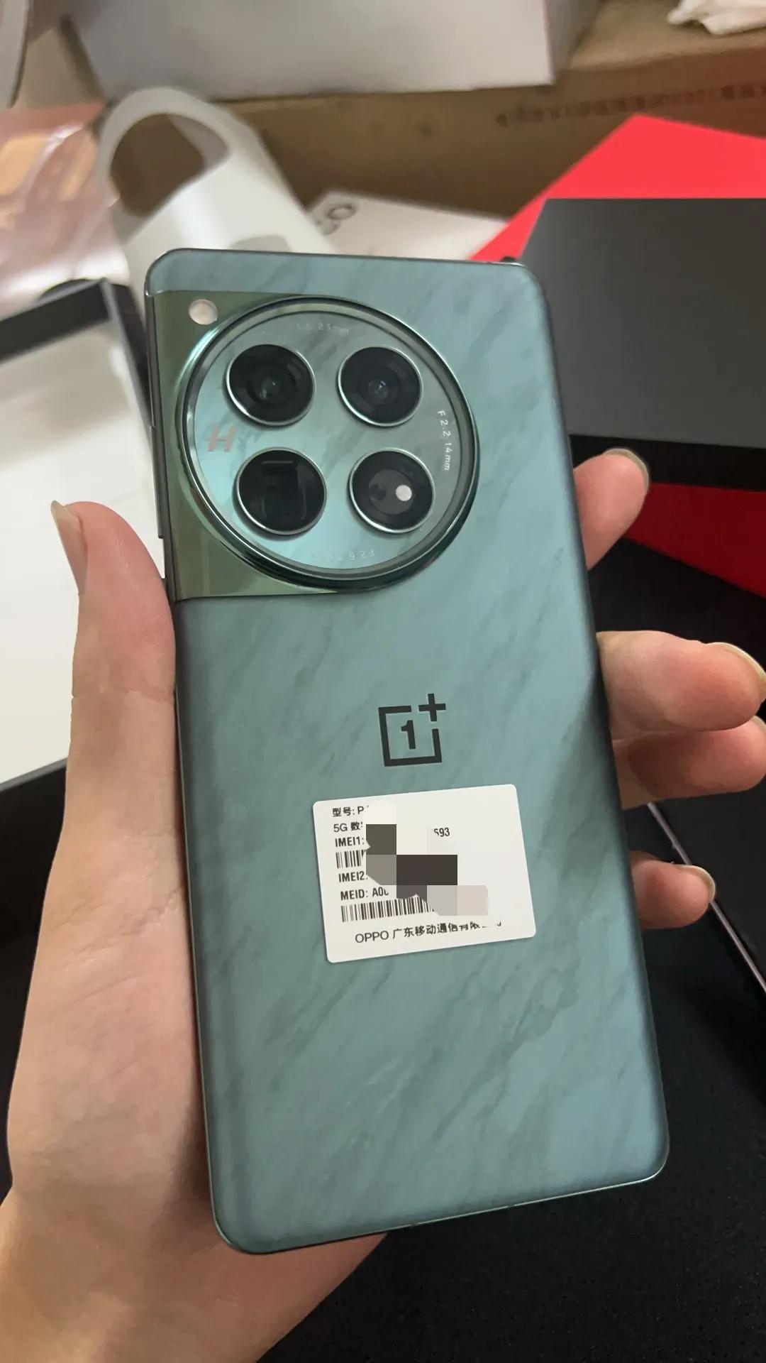 手持一加12绿色顶配已经开始后悔了，倒也不是哪里不好用或者有啥毛病，而是早知道就
