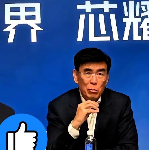 上海那场发布会，下午两点，一开场就没打算给任何人留面子。
大屏幕亮了，一个叫DF