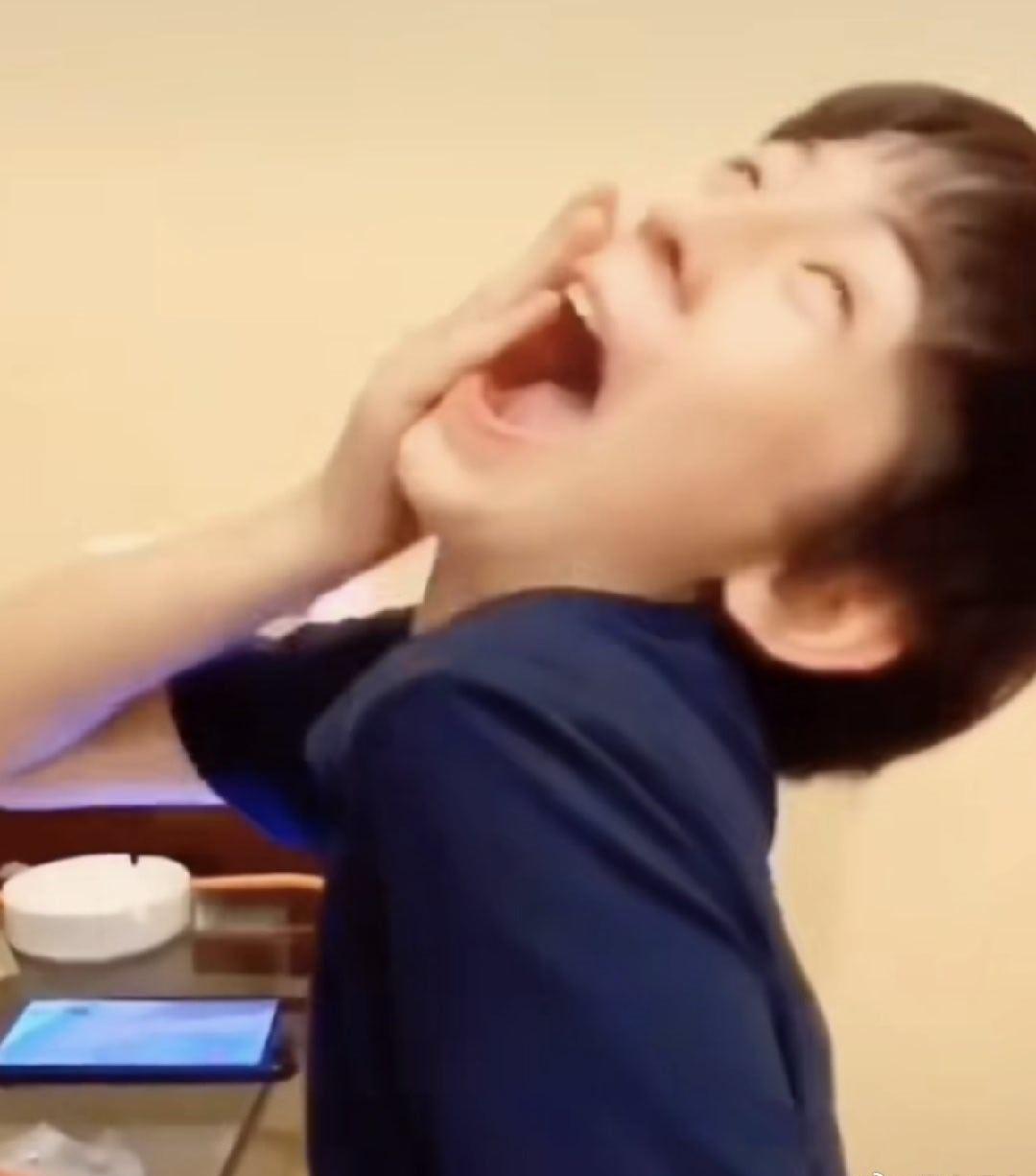 好想问问，是不是不能再在视频里看到天元戏外的亲嘴了啊，刷了那么多遍直播如果偷偷亲