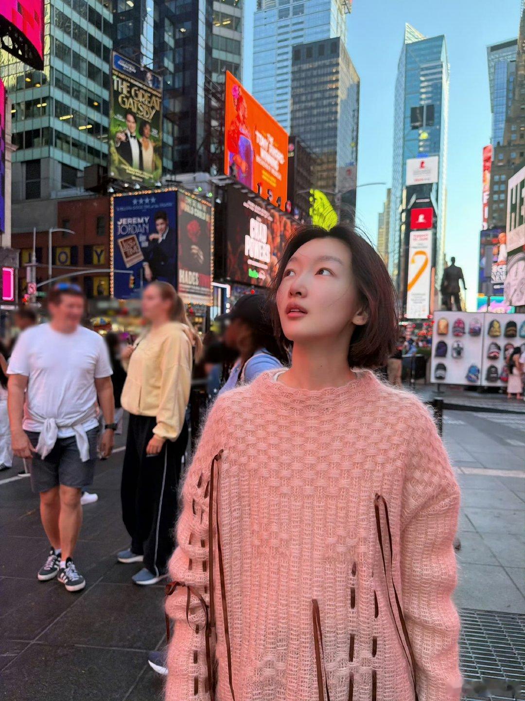 周冬雨跟花少8导演聊哭了 花少导演爆料周冬雨哭了周冬雨和导演谈心聊到落泪，能看出
