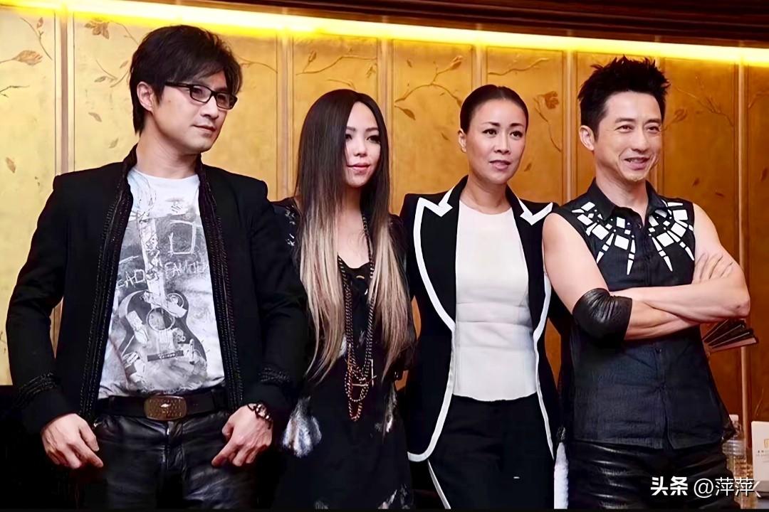 《中国好声音》第二季（2013年）的导师后台合影，汪峰、张惠妹、那英、庾澄庆四位