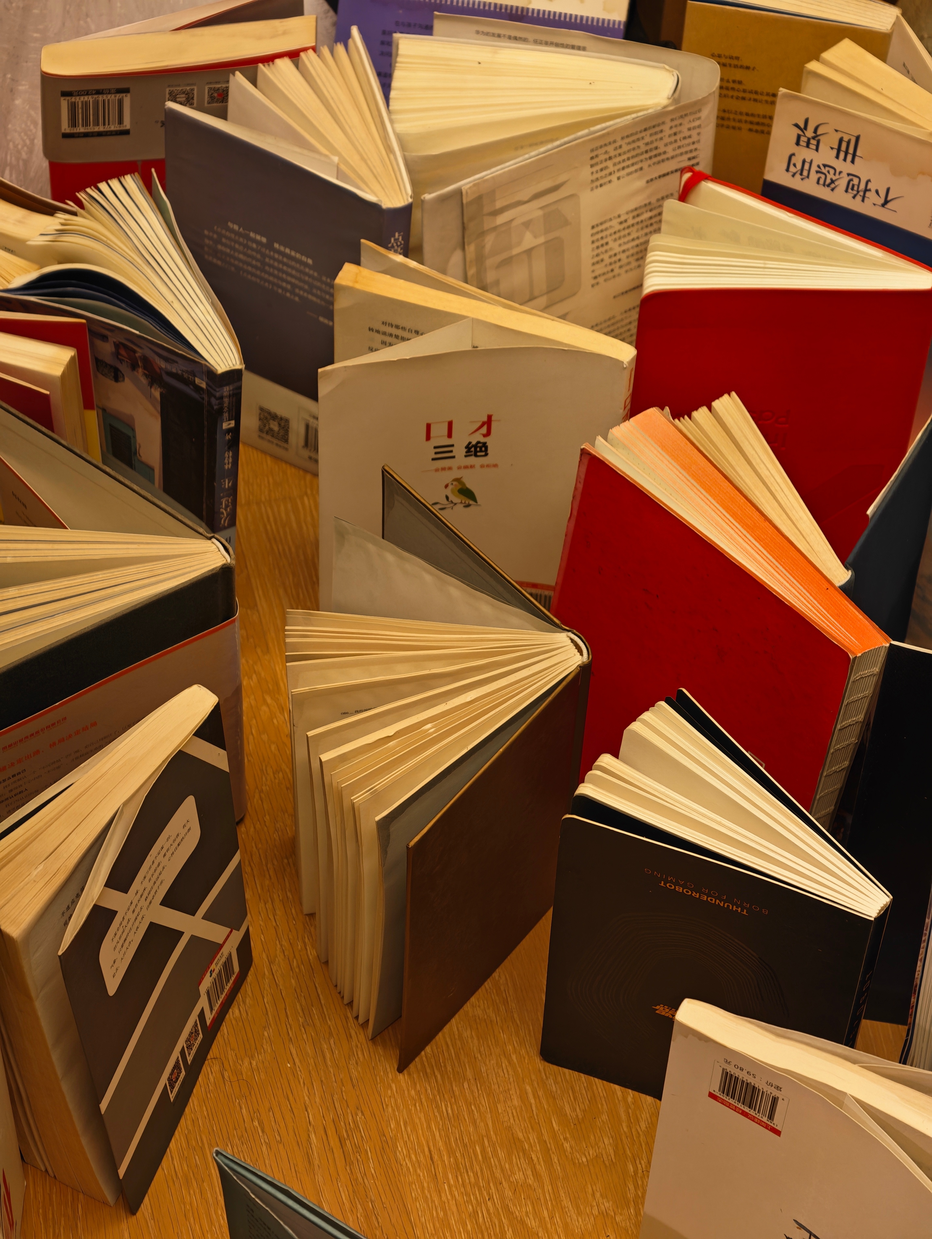 隔几天没回家结果发现家里被淹了南昌的狂风暴雨，真的是让你想不到！！我的书刚好在飘