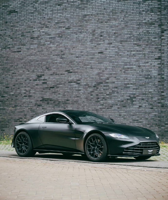 阿斯顿・马丁 Vantage 出新款啦，它搭载 4.0 升 V8 双涡轮增压发动