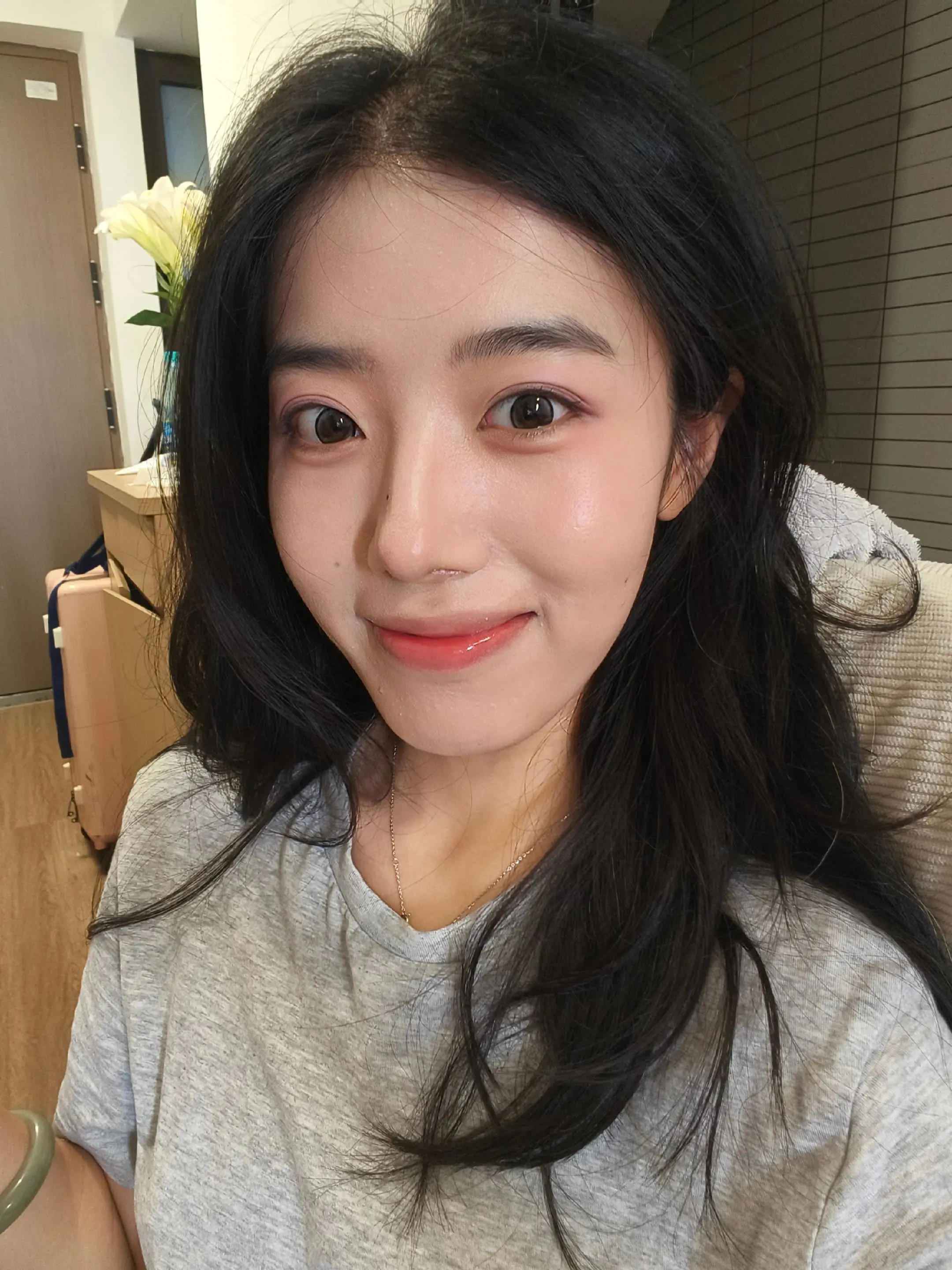 又兜一圈，又看一眼。