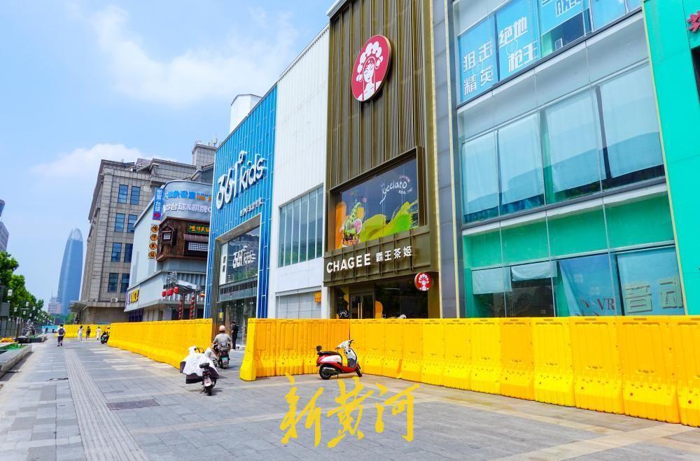 8月5日，济南。在县西巷至趵突泉南路之间的泉城路，快车道及非机动车道已完成阶段性