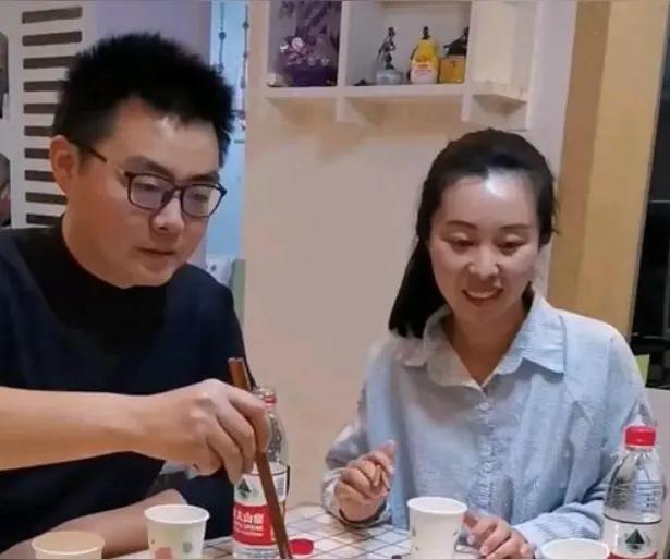 二八事件怪得很！


二八事件里总有人躲在后面。
小勇不露面，志姐姐也不出声。