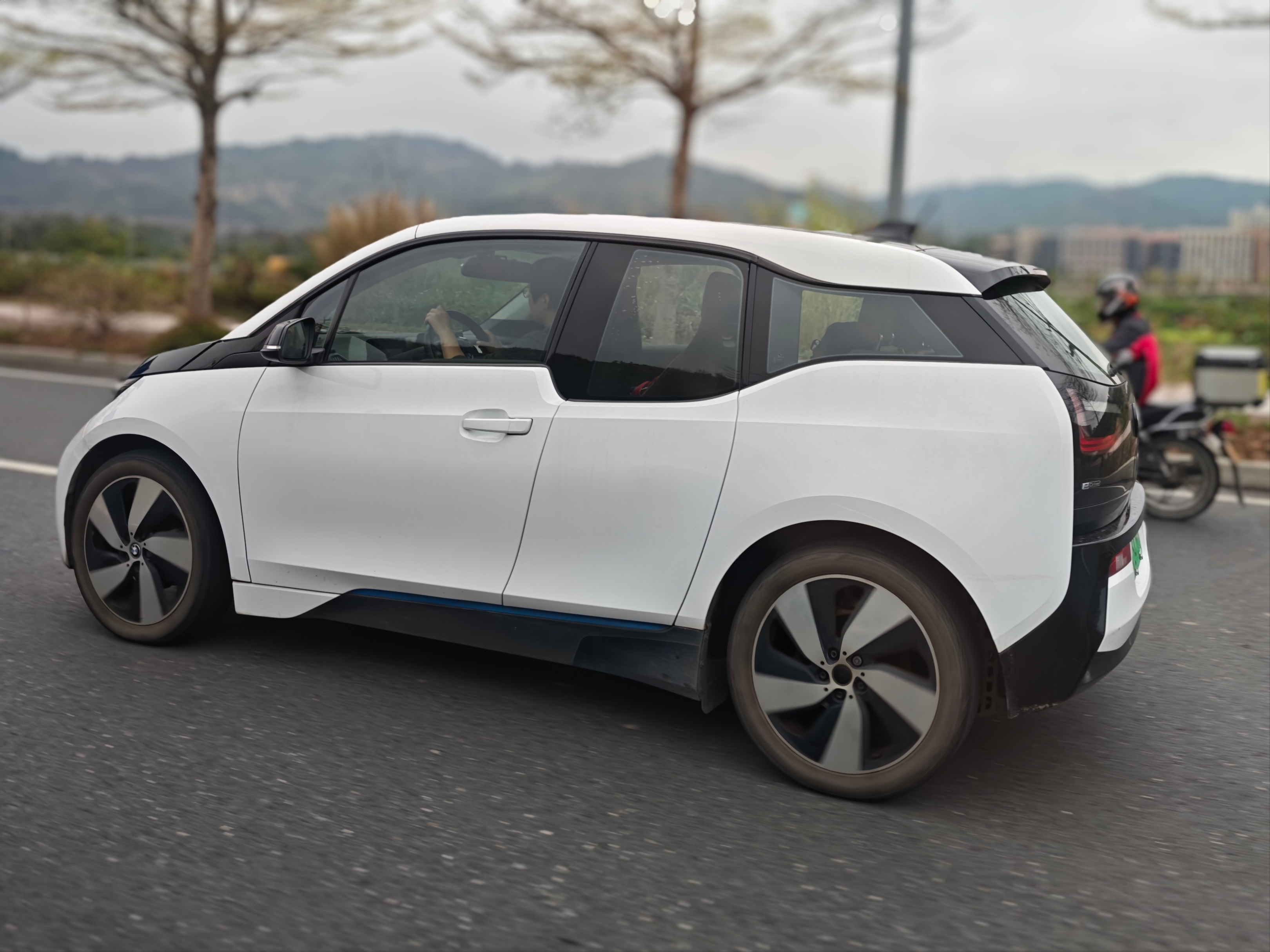 现在纯电小车的市场很热闹，让我又想起了宝马老i3，正巧还偶遇一台。这车当年刚出来