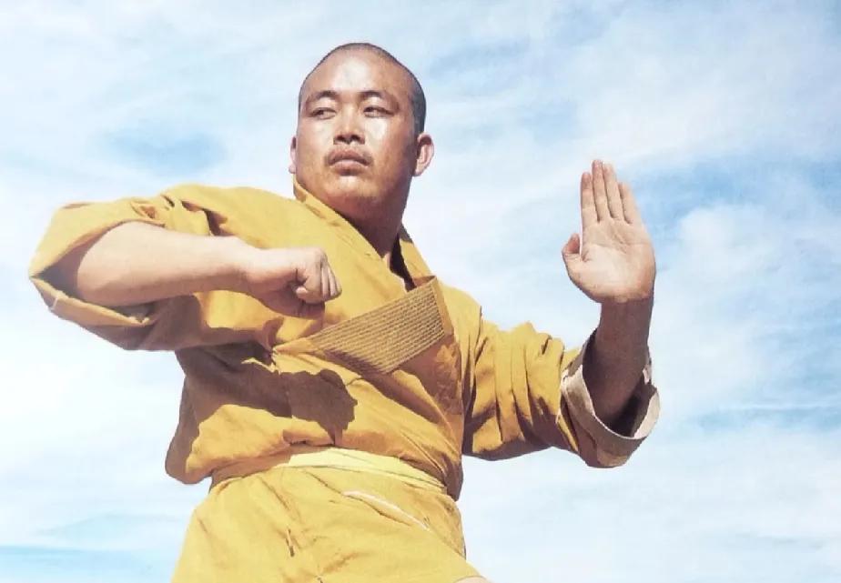 这不是花架子，
看起来他以前应该是个武僧，李连杰不一定干的过他。