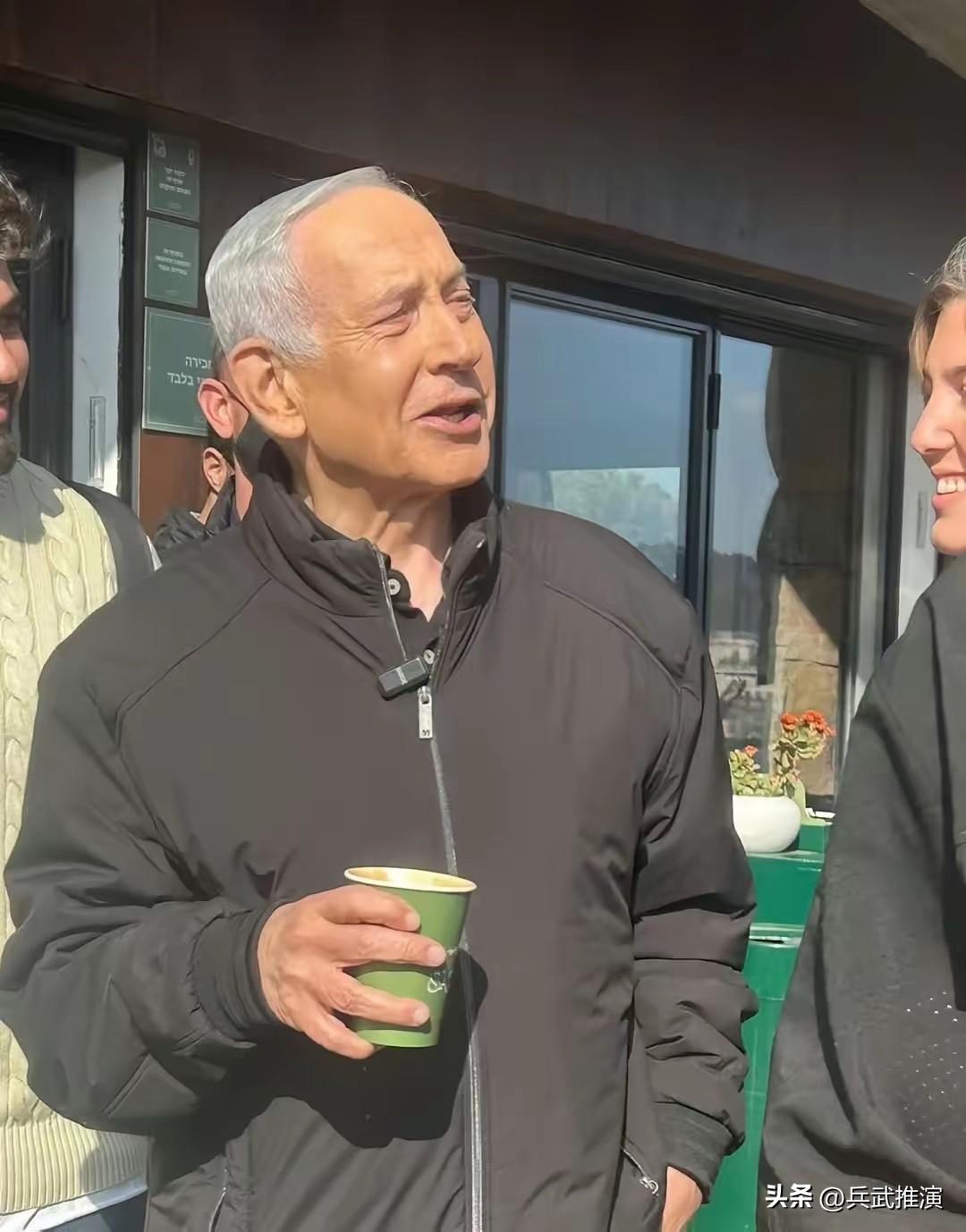 今天，内塔发视频，他在咖啡馆里，一边喝着饮料，一边让在场的人仔细观察他的双手。