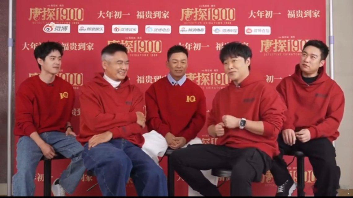 周润发带唐探剧组跑步  哇塞！《唐探1900》直播爆料，发哥竟是剧组跑步组长。晨