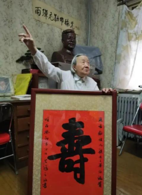 2023年8月，邓稼先的妻子许鹿希，在北京60多平米的老房里度过95岁生日！没有