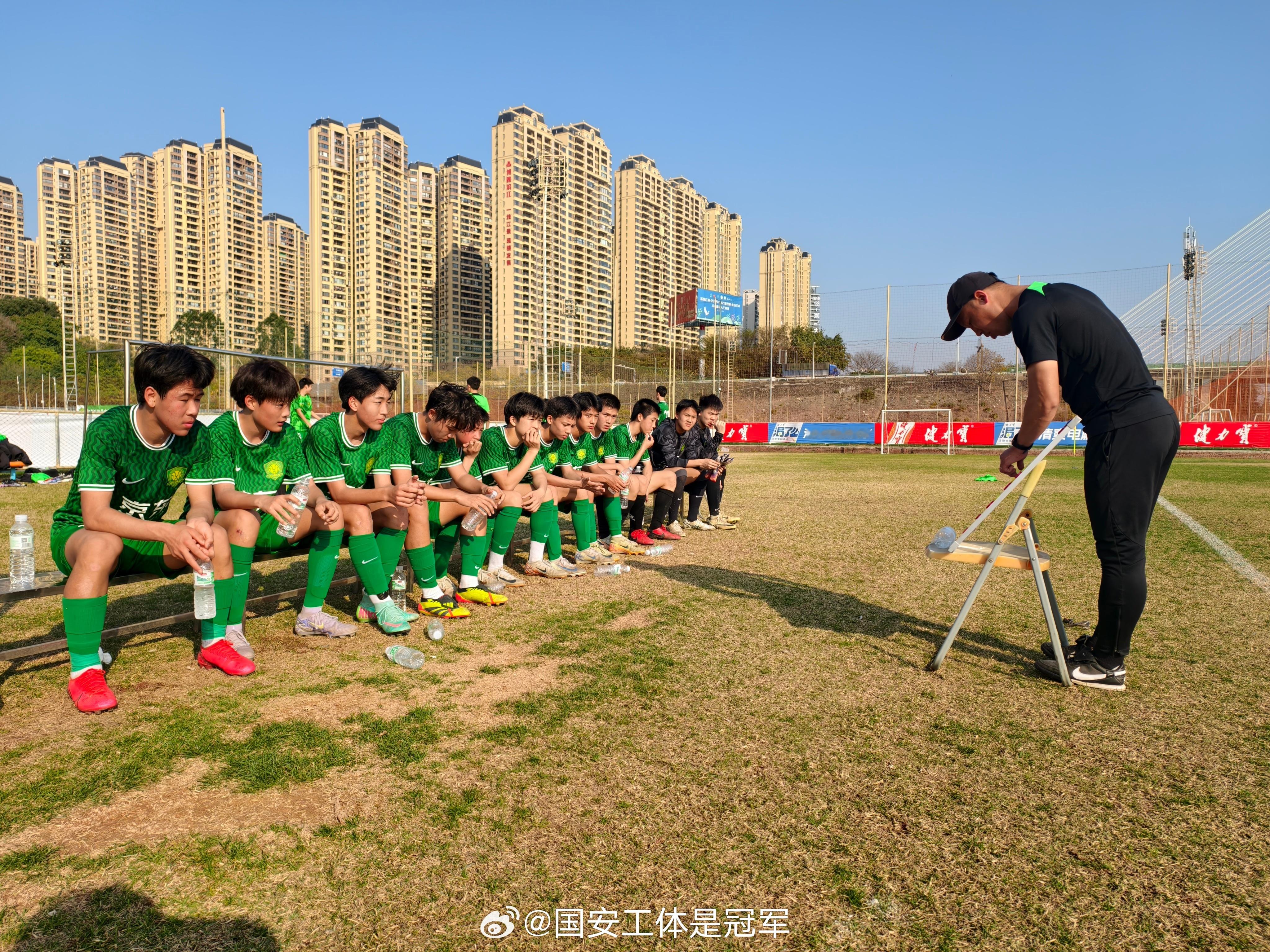u15今天下午的教学赛，对阵包头一中高中，最后一图里的战术板三脚架坏了，吴指导用