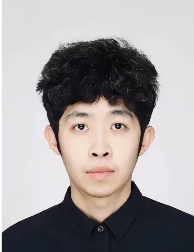 赵唯淞，1995年出生，籍贯黑龙江伊春。2013年以伊春市理科状元考入哈尔滨工业