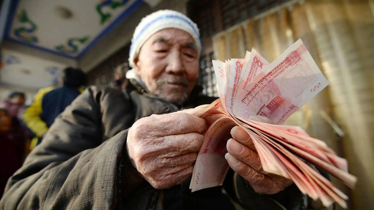同样工龄，退休金差一倍！

江苏李师傅41年工龄企退3080元，老同学调去事业单