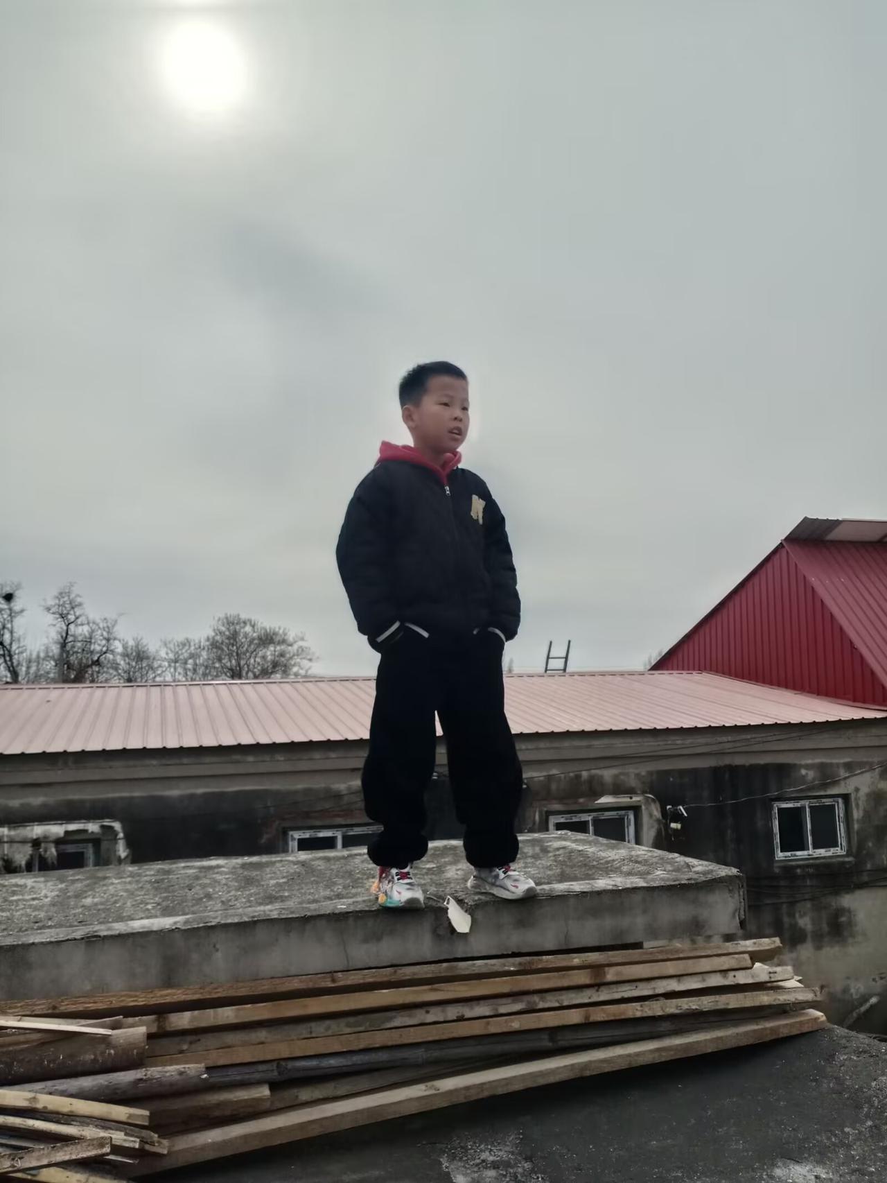 楼阁高处望，云海尽收眼。