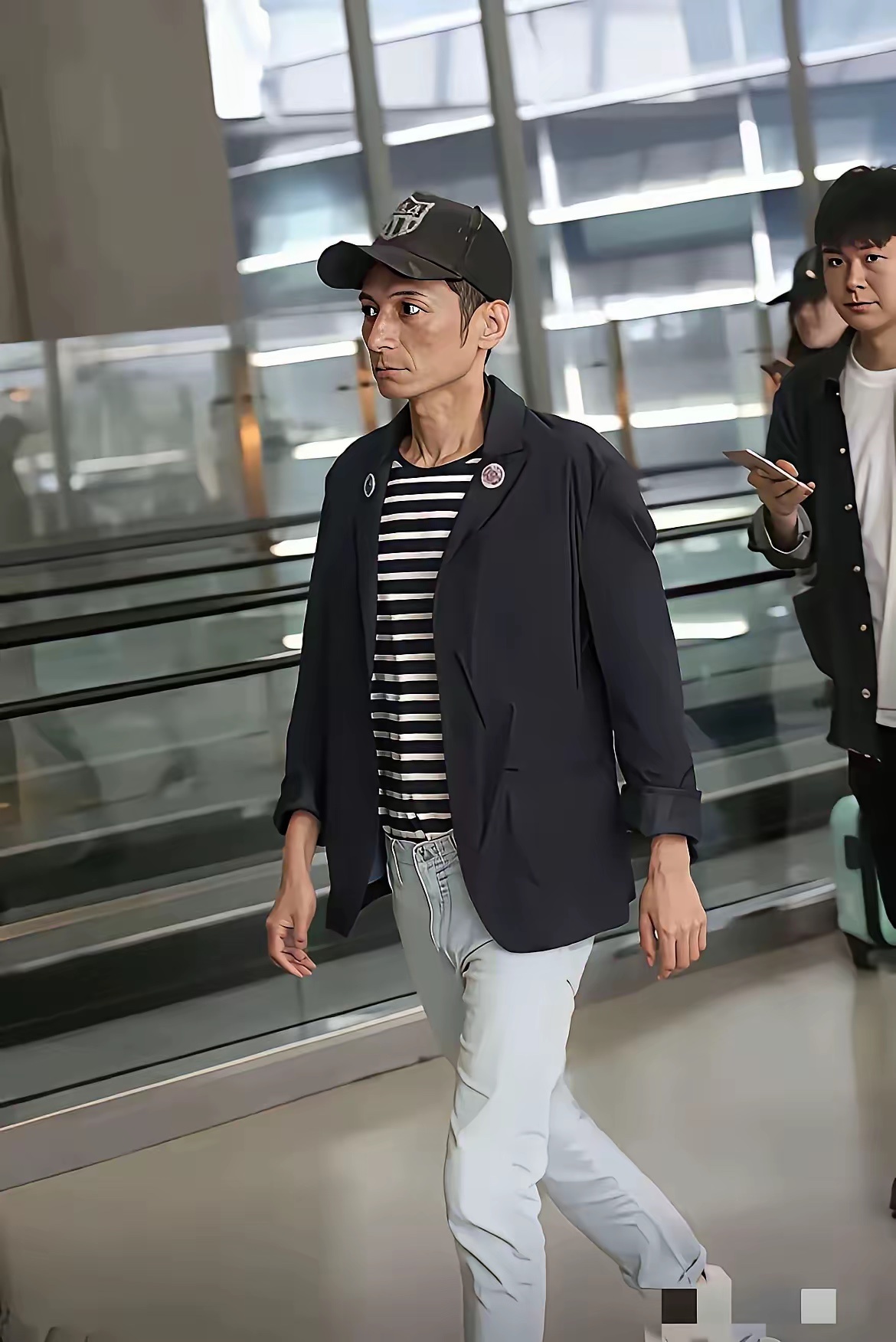 这是《快乐大本营》的主持人李维嘉吗，怎么比何炅还瘦现在！​有人说他洁癖，我想说有