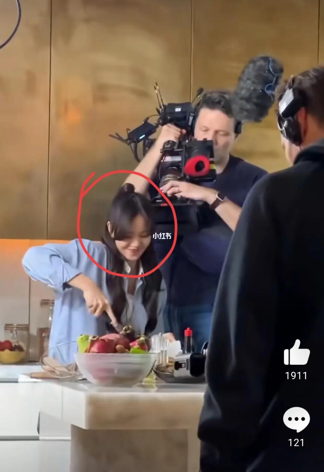 Lisa成东南亚风“小厨娘”，露脐装状态好