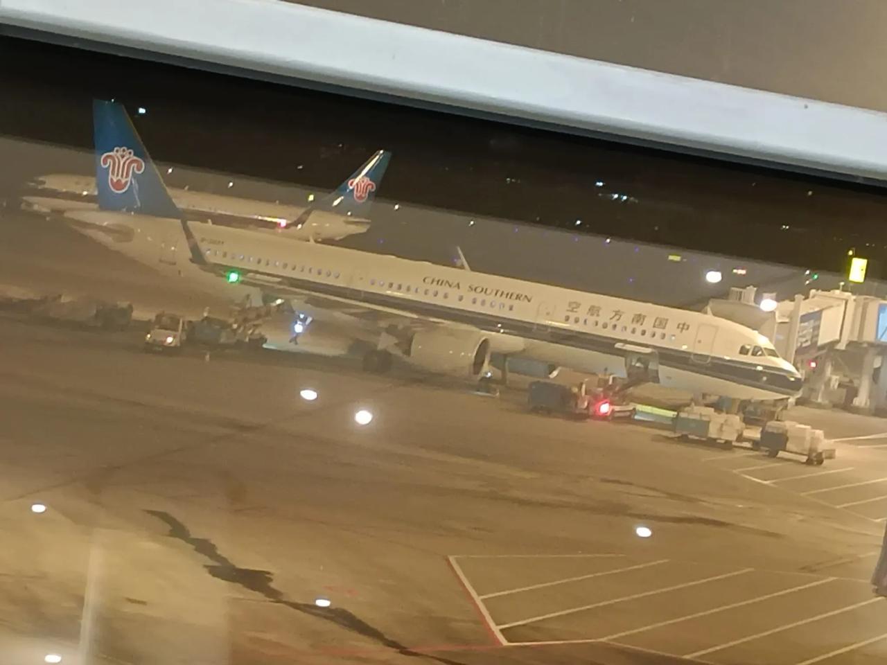 “巨轮行远破迷障，书中奇域任翱翔。”
《百年孤独》则成为了那艘带我抵达更远世界的