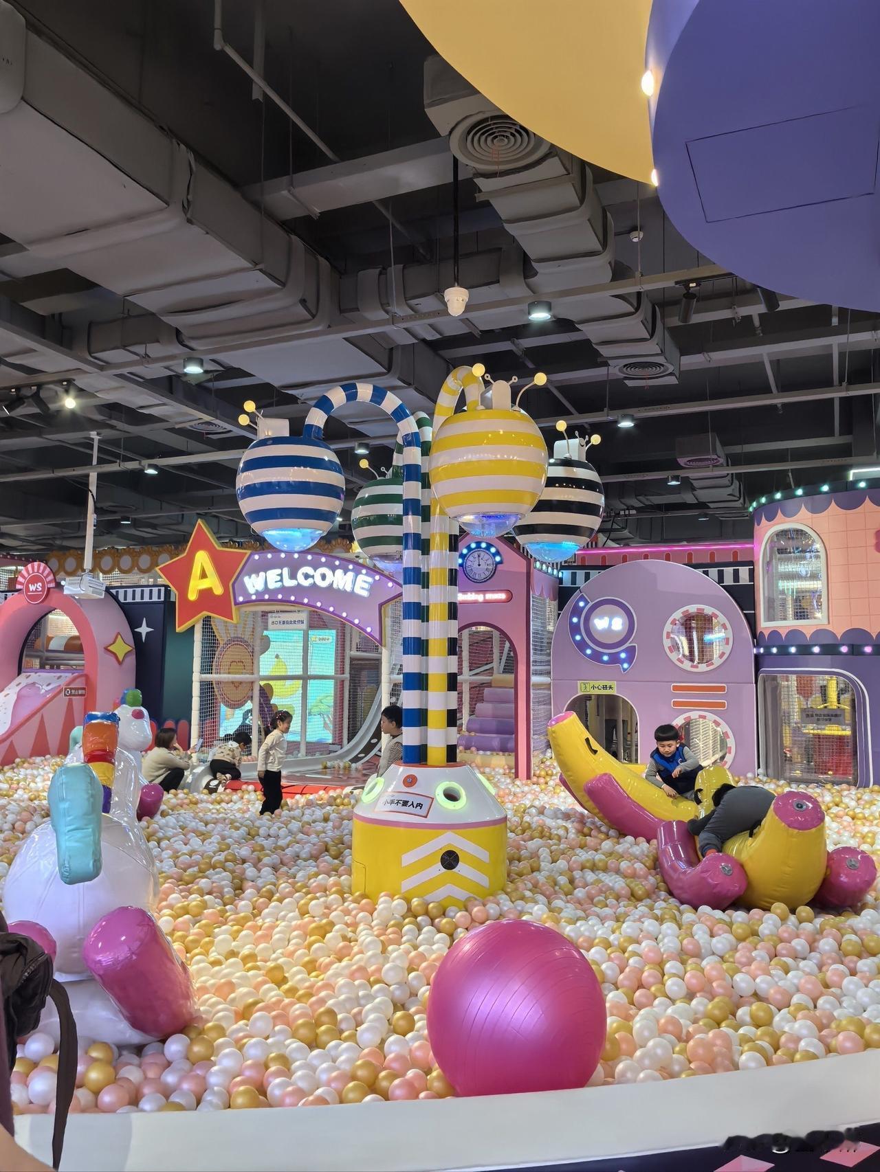 “爷爷，我要吃意大利面。”
“爷爷，我想吃‘汉堡’。”
两个小孙子，一个搂着我的