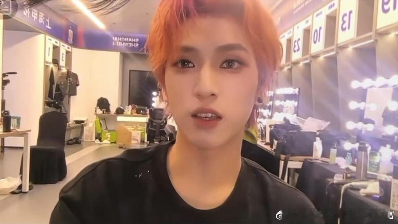 最后一天演唱会浩翔也换了新发色！解锁橙色，完全🍊 ​严浩翔橙发 ​​​