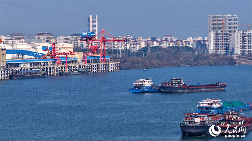江西樟树：港口航运忙