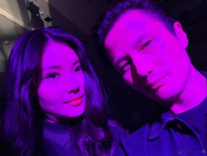 #徐冬冬的戒指好大# 18日，宣布与男友订婚，晒出巨大的订婚戒指。 ​​​