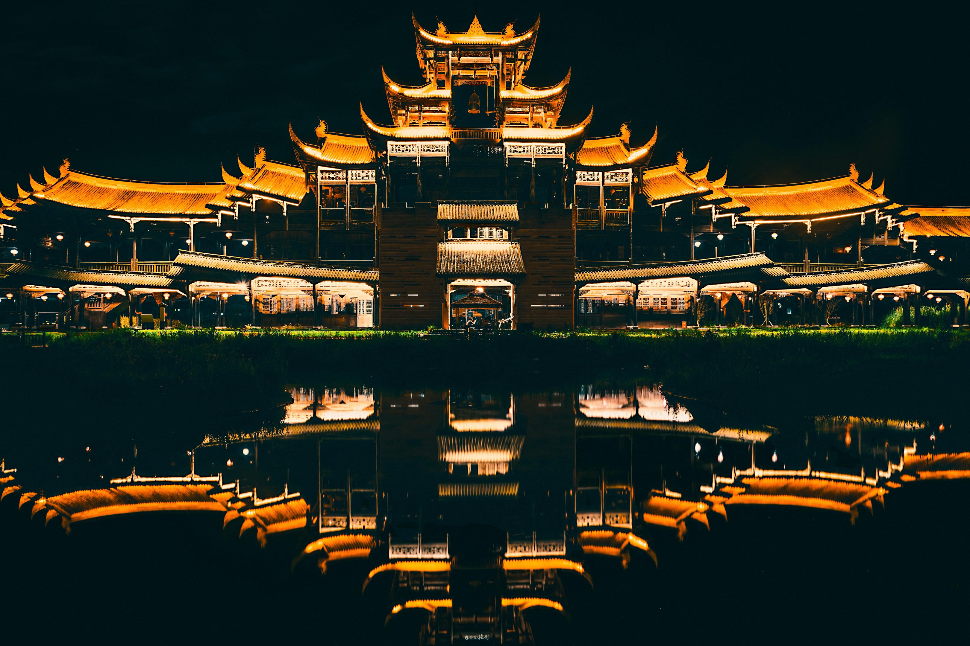 这张照片拍摄于2022年6月的重庆濯水古镇，夜晚的风雨廊桥在灯光的勾勒...