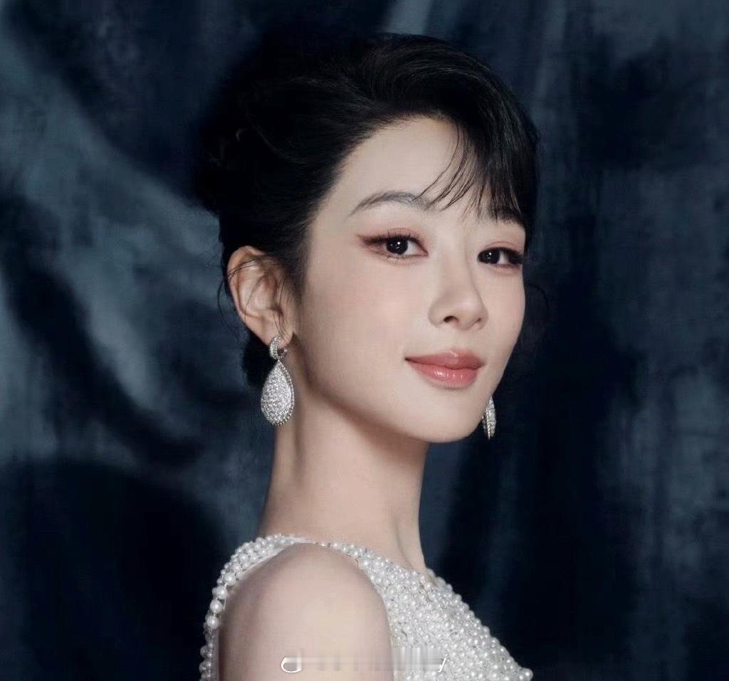 杨紫工作室上线换头像，这个头像萌的 