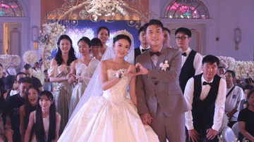 田曦薇居然在好友的婚礼上这么活跃！一点也没有明星的架子，好真诚的感觉，“新婚快乐