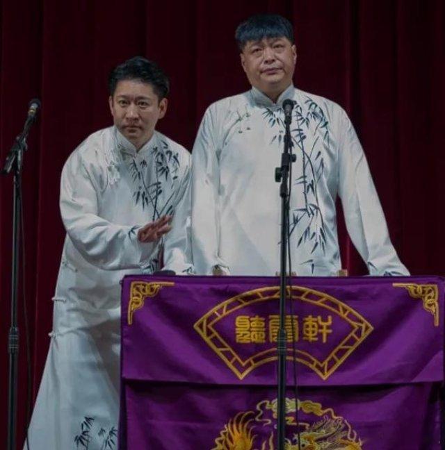 曹云金现在估计都乐坏了。前脚郭德纲陷入舆论风波中。后脚他就拿“郭德纲”砸现挂：最