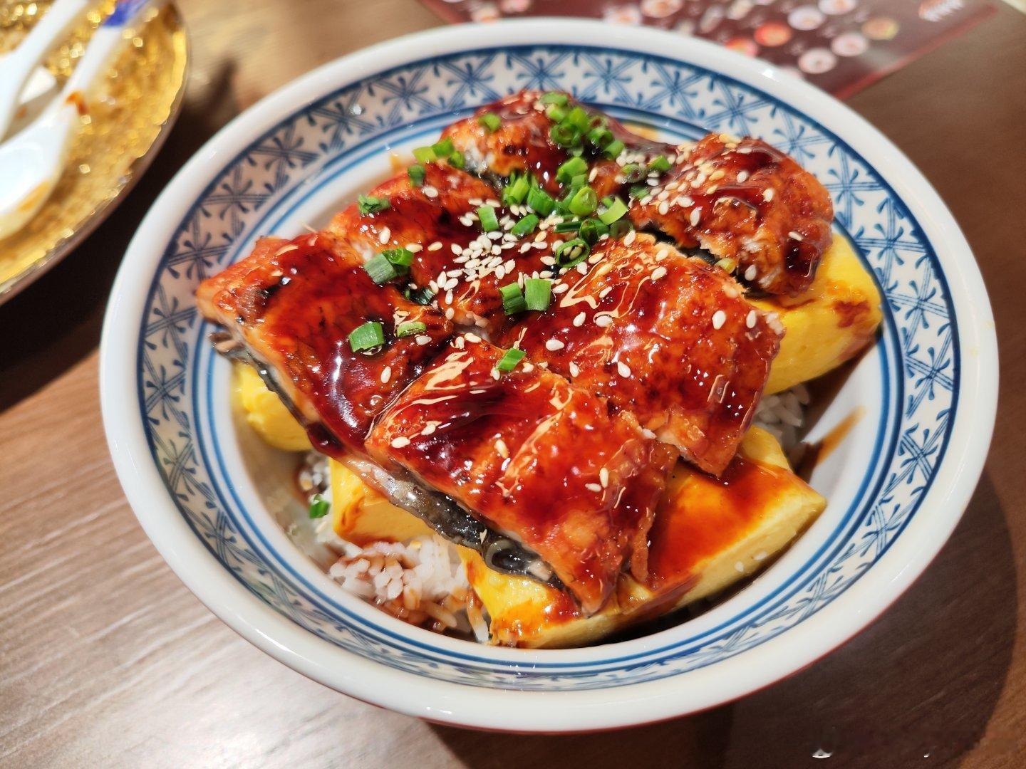 阳光灿烂的日子，来科韵路站AB出口的君超中心觅食。出站时间夕阳刚好，便有作品《夕