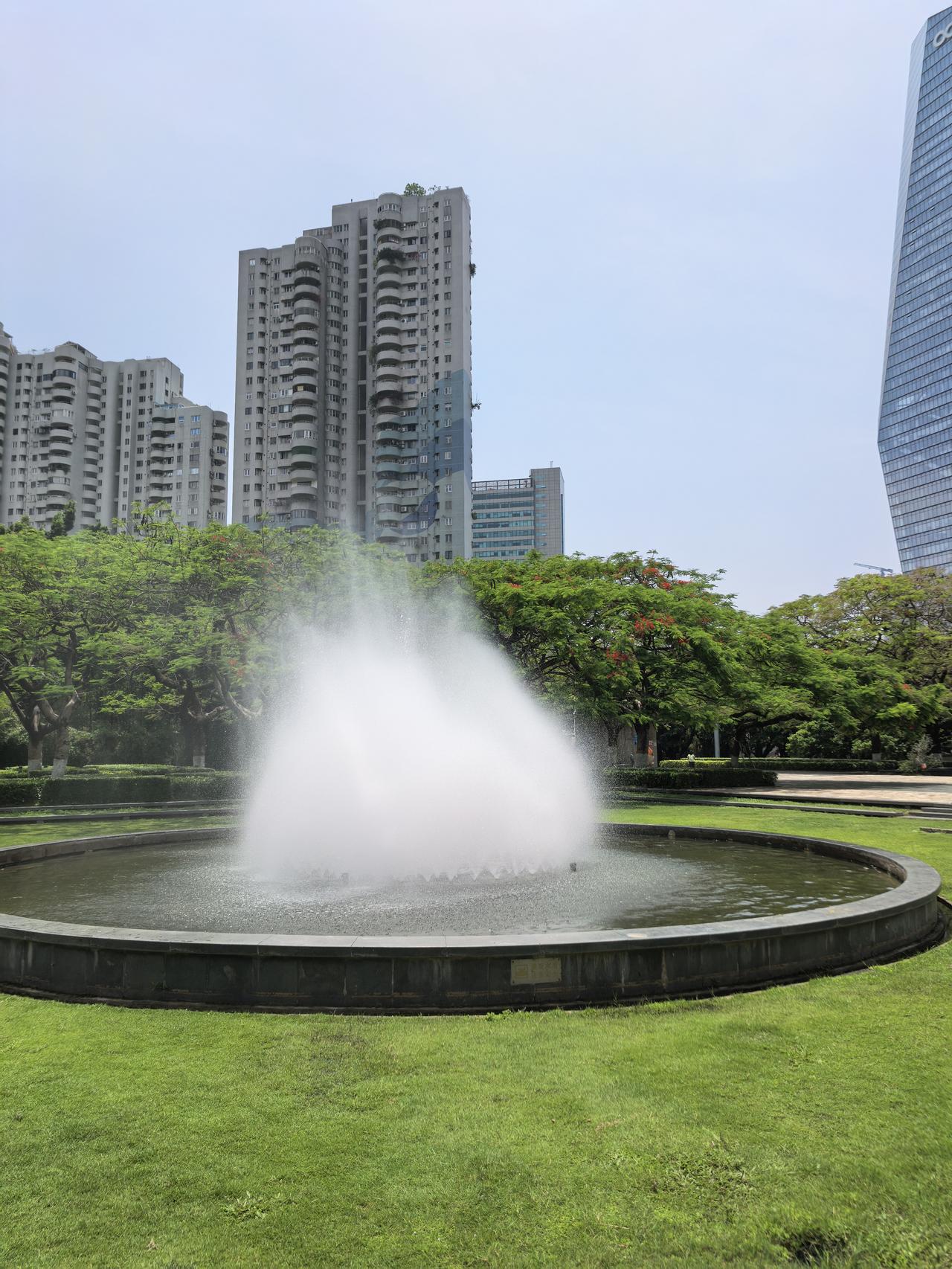 分享一张最近随手拍的照片这是我见过的最美最有意境的喷泉。