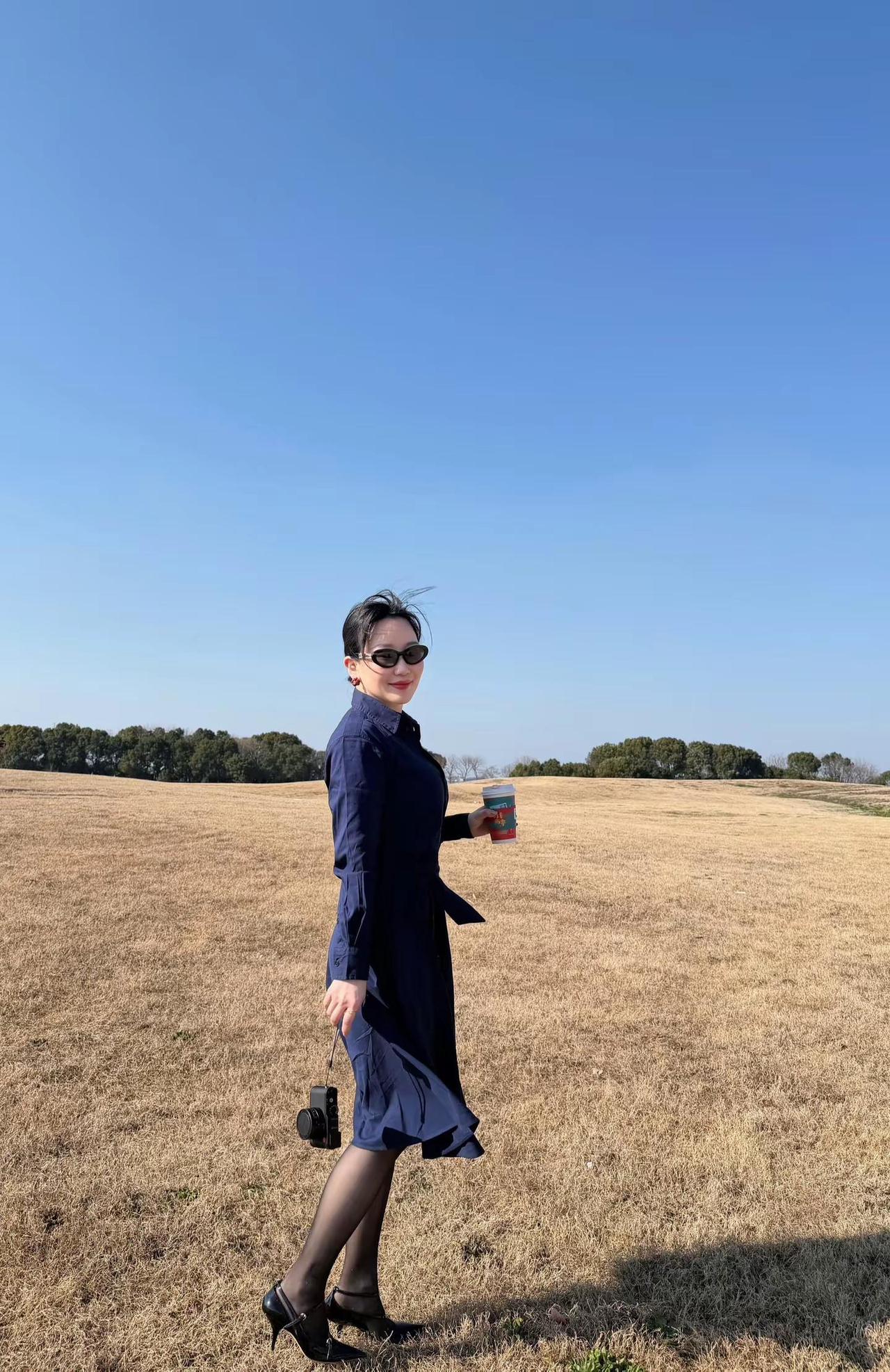 是落日太偏心 偷偷吻过你眼睛 是晚风太清醒 吹散未完的约定简约高级感 气质女神范