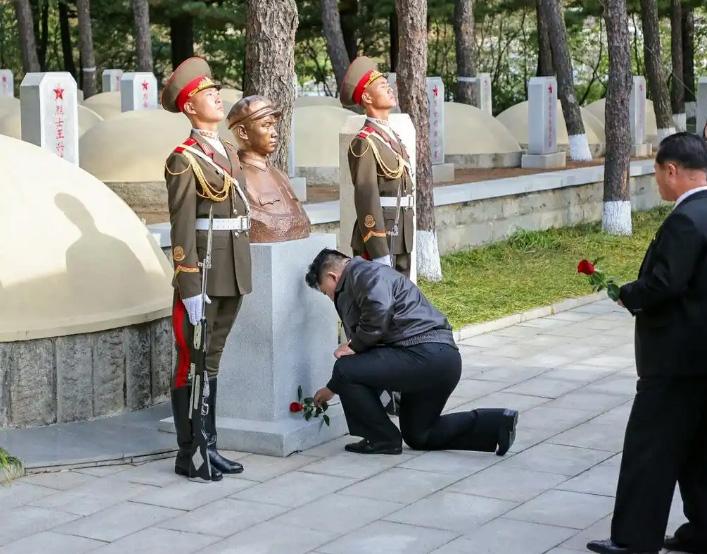 金正恩单膝跪地，给毛岸英烈士献花，这张照片太感人了！
 
麻烦看官老爷们右上角点