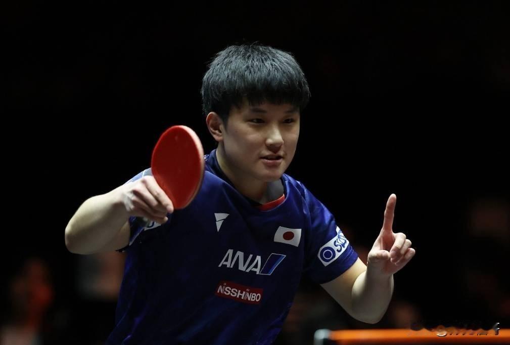 国乒天才终圆梦！王楚钦4-1横扫日本一哥，首夺年终总决赛桂冠
在万众期待的福冈年