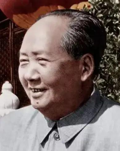 慈祥的笑容如同春风送暖！