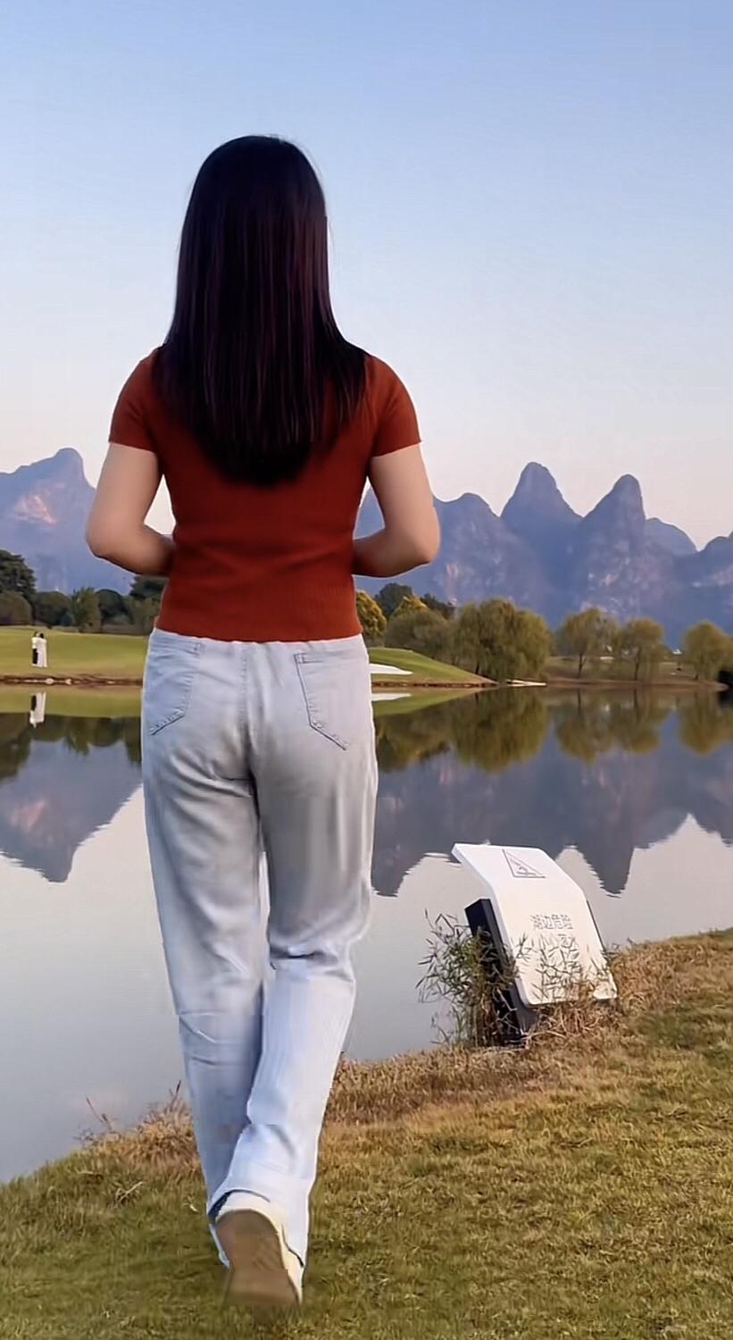 下联：看山看水看风景。