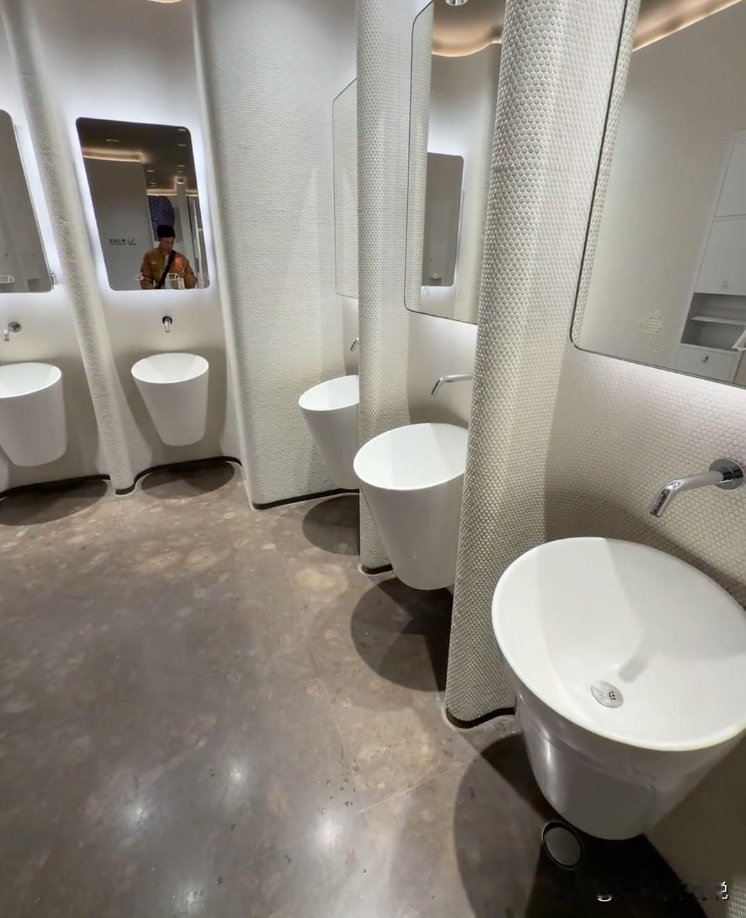 天王老子来了这也是小便池而不是洗手池，不服你来看看。但是，这还真就是某商场设计的