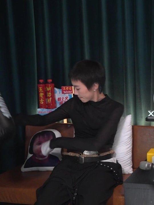 歌手排名窦靖童唱《改变》时那种淡远的眼神里藏着故事感，这种清冷文艺的气质和王菲当