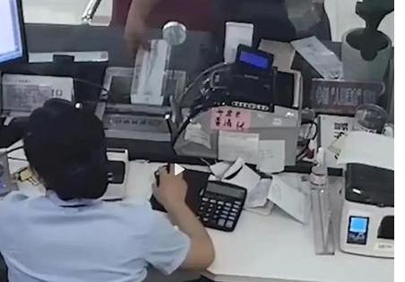 “银行碰上硬茬了！” 安徽蚌埠男子取款 4.95 万，柜员操作失误错取为存，让他