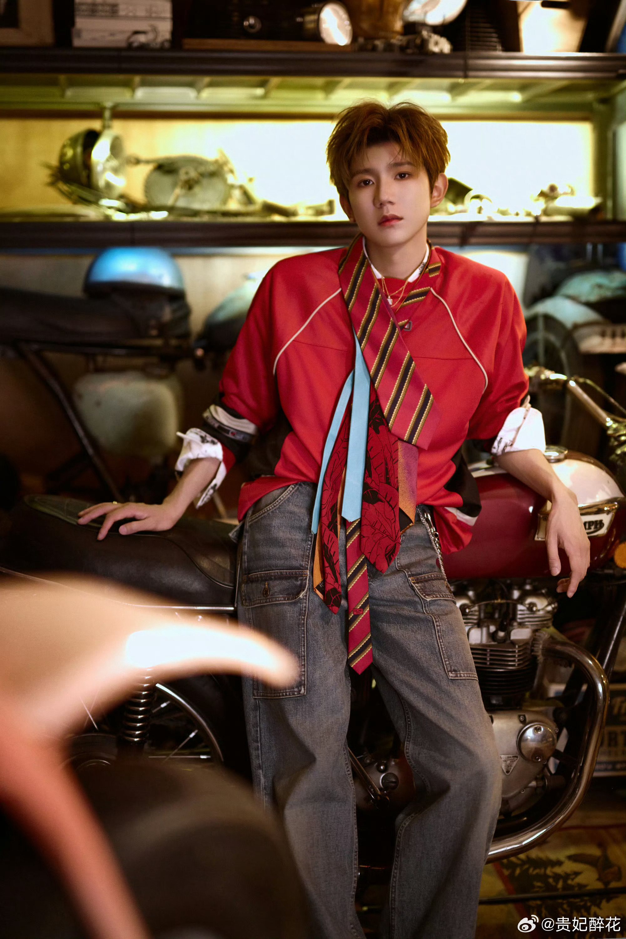 王源 南宁音乐节造型图集，红色复古运动风混搭，再配牛仔裤和拼接领带，漫画少年照进