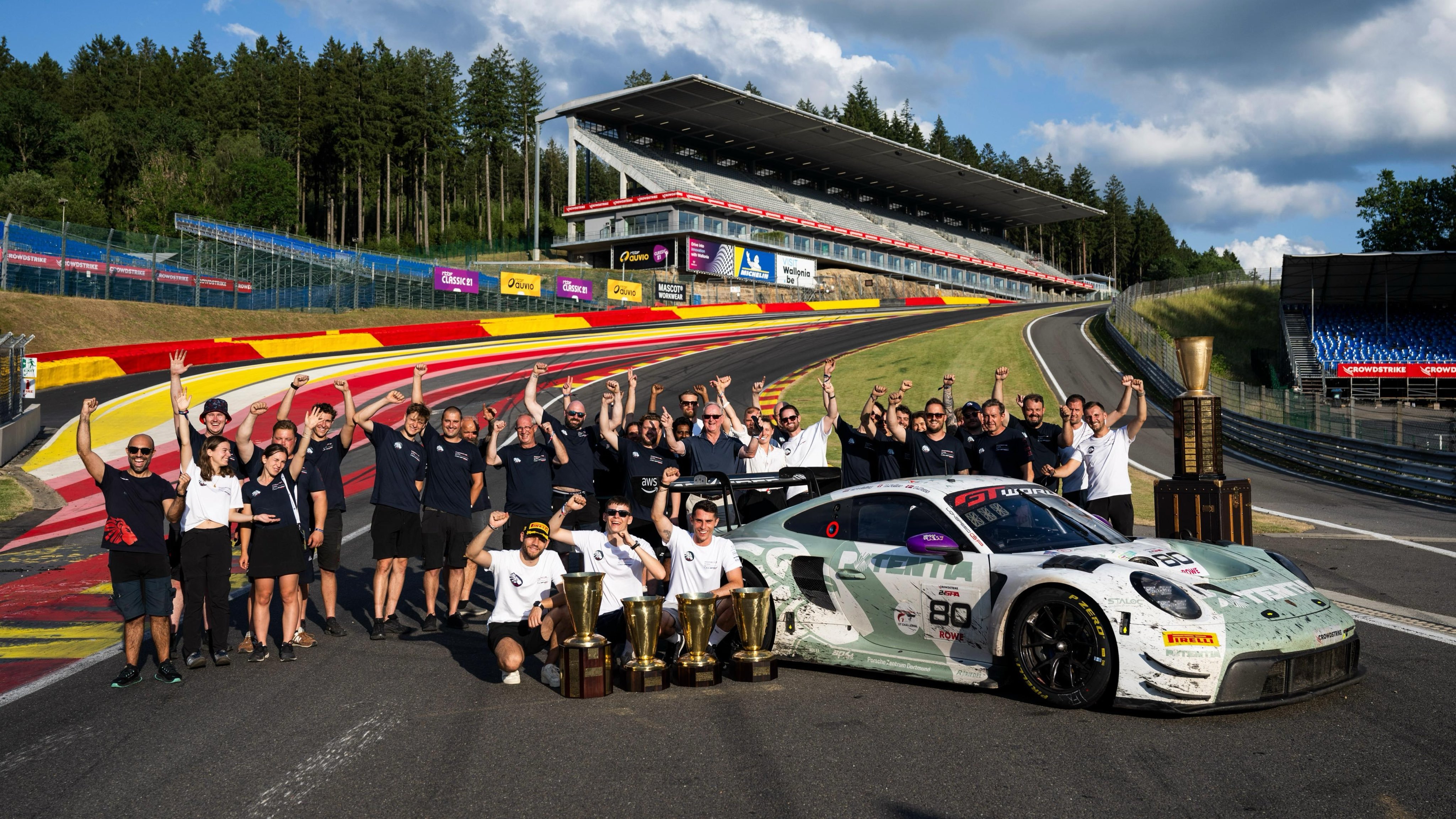 斯帕24小时耐力赛冠军团队合照，今年有来自Lionspeed！🏆️💪📸 I