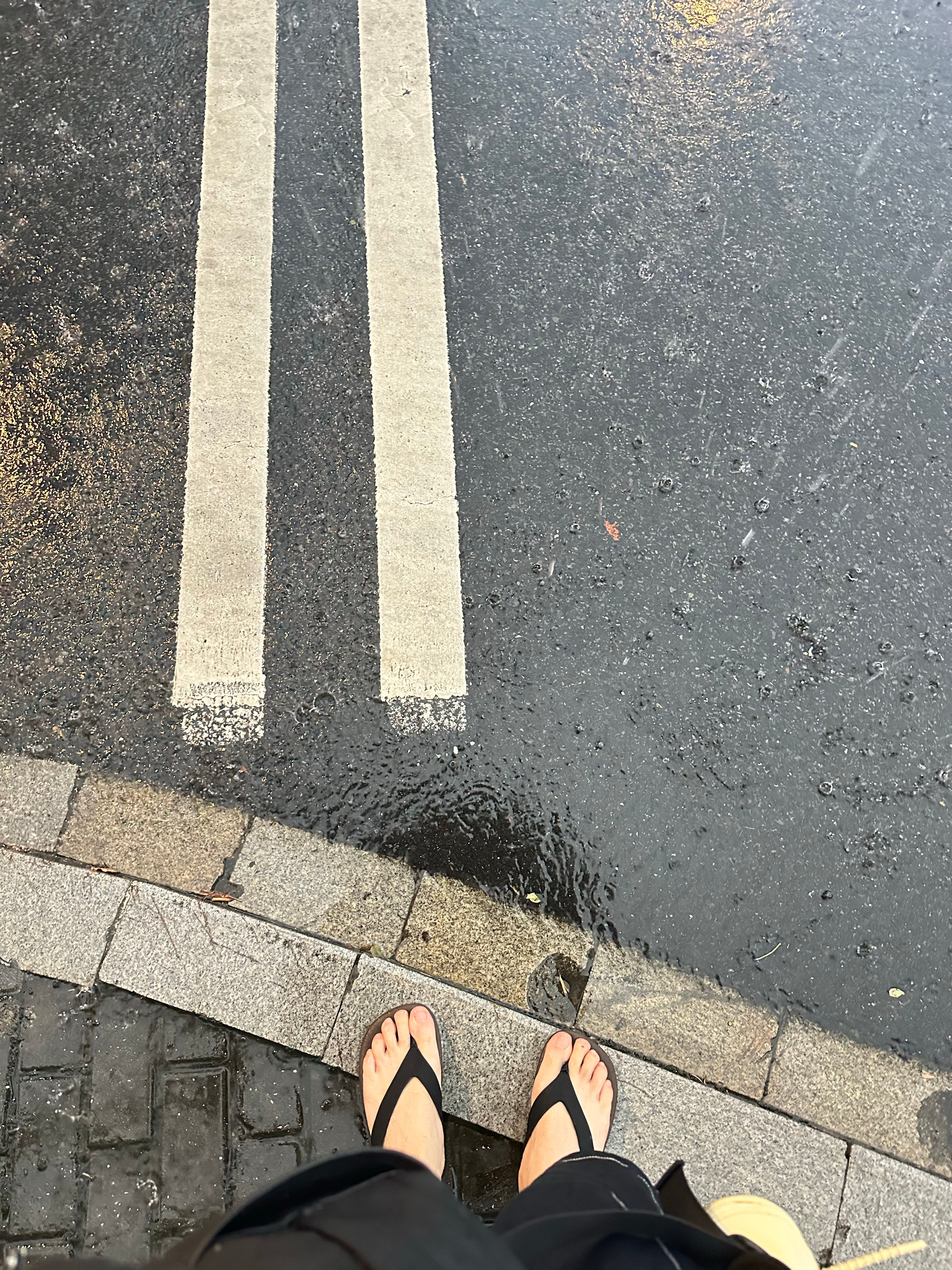 每次都是六点左右下雨[融化]差一个路口到家就不能等五分钟[融化]还好今天穿的拖鞋