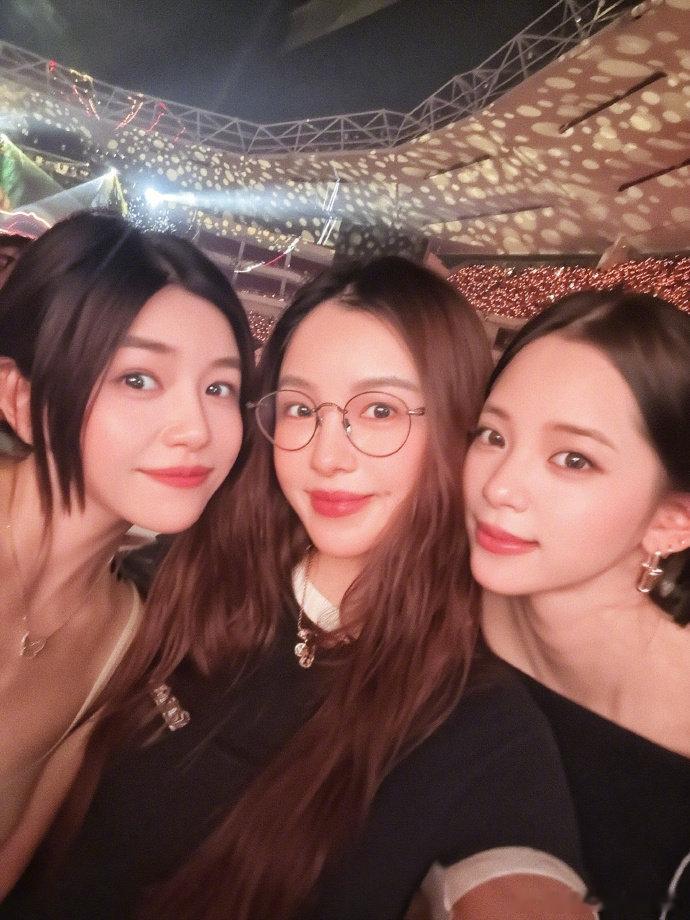 陈妍希演唱会博主营业陈妍希欧阳娜娜去看了李荣浩演唱会陈妍希的演唱会日记更新！带着