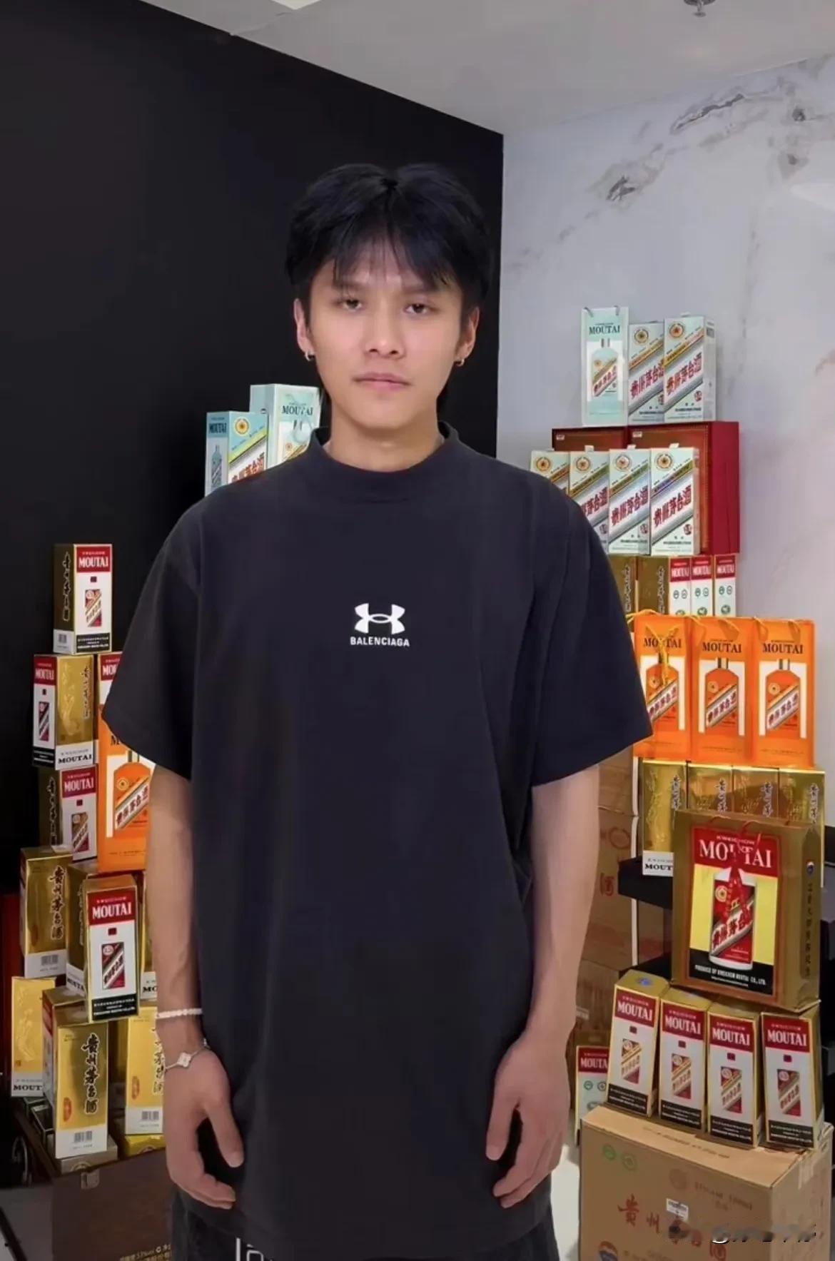 从来没有买过小杨哥的东西，就觉得他们直播间咋咋呼呼的，演戏演上瘾了，曾经一度把他